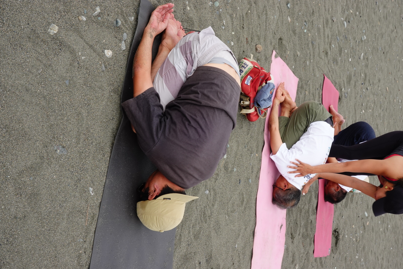 海岸でのアウトドアヨガ